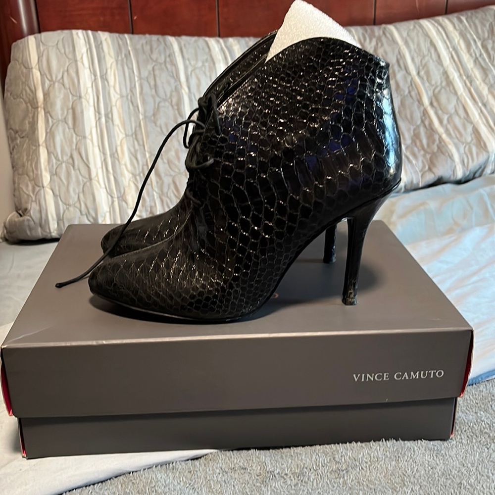 Vince Camuto VC-CAILYN Black Shiny Snake